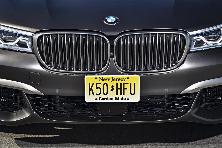 Детали экстерьера BMW M760i xDrive 2017 года  (NA) (фото 139 из 154)